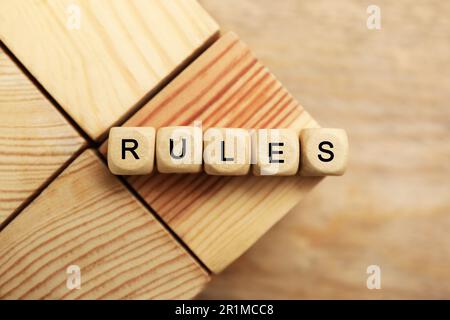 Wortregeln aus Würfeln mit Buchstaben auf Holzblöcken, Draufsicht Stockfoto