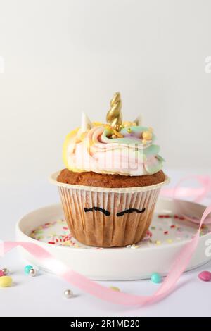 Süßer süßer Einhorn-Cupcake auf weißem Hintergrund Stockfoto