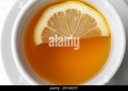 Tasse mit köstlicher Immunität, Tee und Zitrone, Nahaufnahme Stockfoto