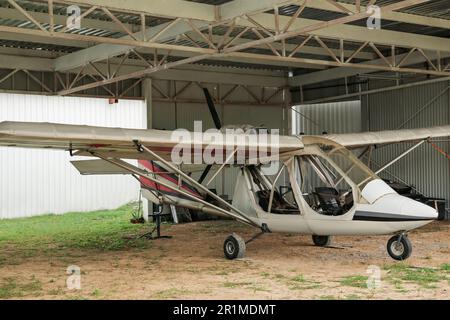 Blick auf das wunderschöne ultraleichte Flugzeug im Hangar Stockfoto