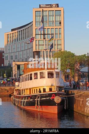 Hilton Hotel und Daniel Adamson 1903 Dampfschiff, am Liverpool Albert Dock Ufer, Abenduntergang, Liverpool, England, Großbritannien, L3 4AF Stockfoto