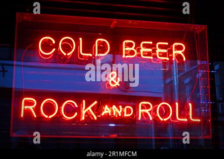 Rotes Neonschild – Cold Beer & Rock and Roll, Liverpool, Merseyside, England, Großbritannien, L1 Stockfoto