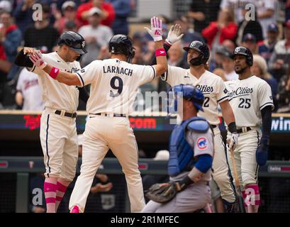 Minneapolis, USA, 14. Mai 2023. Der rechte Feldspieler der Minnesota Twins Trevor Larnach (9) wird vom Shortstop Carlos Correa (4) und dem dritten Baseman Kyle Farmer (12) mit DH Byron Buxton (25) nach seinem dreifachen Homerun im dritten Inning gegen die Chicago Cubs am Sonntagnachmittag, dem 14. Mai 2023, im Target Field in Minneapolis beglückwünscht. (Foto: Jeff Wheeler/Minneapolis Star Tribune/TNS/Sipa USA) Guthaben: SIPA USA/Alamy Live News Stockfoto