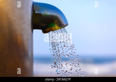 Fließendes Wasser aus dem Hahn. Fließendes Wasser tropft Stockfoto