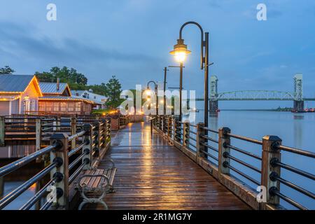 Wilmington, North Carolina, USA, am Riverwalk in der Abenddämmerung. Stockfoto