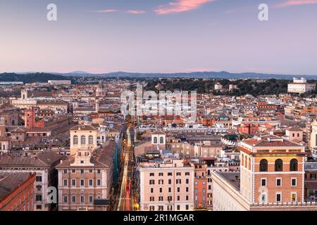 Rom, Italien, Stadtbild auf dem Dach in der Dämmerung. Stockfoto