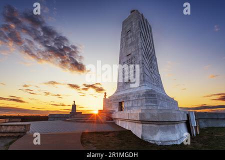 KILL DEVILS HILL, NORTH CAROLINA - 5. MAI 2023: Das Wrights Brothers National Memorial bei Sonnenuntergang. Stockfoto