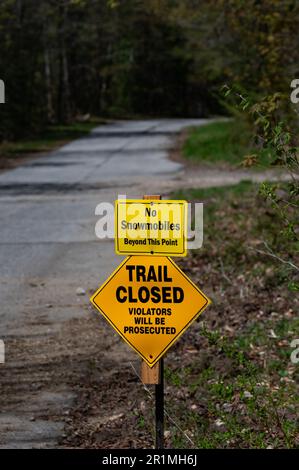 Ein „Trail Closed“-Schild „No Snowmobile“ hinter diesem Punkt auf einem geschlossenen Schneemobilpfad in den Adirondack Mountains. Stockfoto