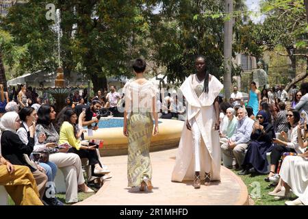 (230515) -- KAIRO, 15. Mai 2023 (Xinhua) -- Modelle präsentieren Kreationen auf der ersten Ausgabe der Egypt Fashion Week in Kairo, Ägypten, 13. Mai 2023. In der ersten Ausgabe der Egypt Fashion Week, einer viertägigen Veranstaltung, die am Freitag begann, präsentierten mehr als 70 ägyptische Designer ihre Kollektionen auf und abseits der Laufbahn. Die Veranstaltung, die vom Egyptian Fashion and Design Council (EFDC) unter der Schirmherrschaft des ägyptischen Ministeriums für Planung und wirtschaftliche Entwicklung, des Ministeriums für Tourismus und Antiquitäten und des Ministeriums für Landwirtschaft und Bodengewinnung organisiert wird, findet in einer Reihe ägyptischer museen statt Stockfoto