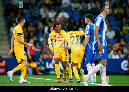 Cornella, Spanien. 14. Mai 2023. Die Spieler von Barcelona feiern ein Tor beim spanischen Fußballspiel La Liga zwischen dem FC Barcelona und dem RCD Espanyol in Cornella, Spanien, am 14. Mai 2023. Kredit: Joan Gosa/Xinhua/Alamy Live News Stockfoto