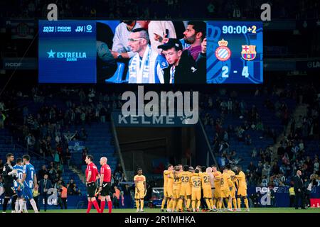 Cornella, Spanien. 14. Mai 2023. Die Spieler von Barcelona feiern den Sieg nach dem spanischen Fußballspiel La Liga zwischen dem FC Barcelona und dem RCD Espanyol in Cornella, Spanien, am 14. Mai 2023. Kredit: Joan Gosa/Xinhua/Alamy Live News Stockfoto