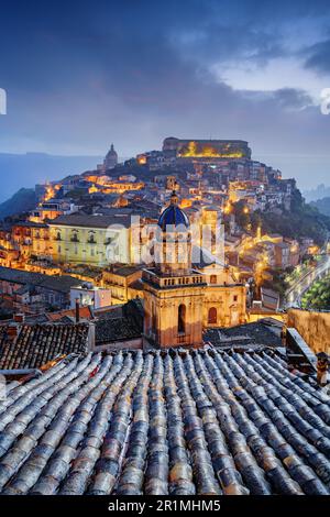 Ragusa Ibla, Sizilien, Italien im Morgengrauen. Stockfoto