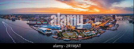 Die Skyline der Innenstadt von Norfolk, Virginia, USA, bei Sonnenuntergang über dem Elizabeth River. Stockfoto