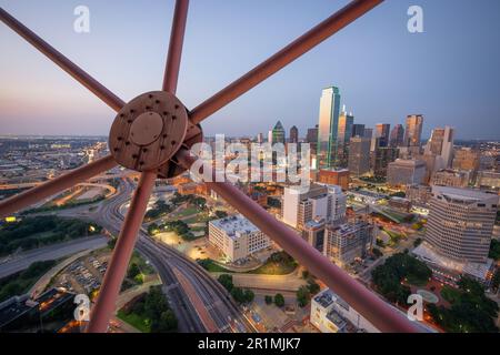 Die Skyline von Dallas, Texas, USA, in der Abenddämmerung von oben gesehen. Stockfoto