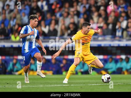 Cornella El Prat, Esp. 14. Mai 2023. RCD ESPANYOL gegen FC BARCELONA 14. Mai 2023 Robert Lewandowski (9) des FC Barcelona Dribbles Nico Melamed (21) von RCD Espanyol (links) während des Spiels zwischen RCD Espanyol und FC Barcelona, entsprechend dem vierunddreißig Tage La Liga Santander im RCDE Stadium in Barcelona, Spanien. Kredit: Rosdemora/Alamy Live News Stockfoto