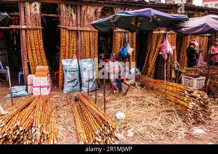 Freiluft-Zuckerrohrstand und -Verkäufer auf einem Großhandelsmarkt, (Phsar) Dumkor Market, Toul Kork District, Phnom Penh, Kambodscha. © Kraig Stockfoto