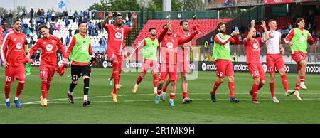 Monza, Italien. 14. Mai 2023. Monzas Spieler feiern am Ende eines Fußballspiels der Serie A zwischen Neapel und Monza am 14. Mai 2023 in Monza, Italien. Kredit: Alberto Lingria/Xinhua/Alamy Live News Stockfoto