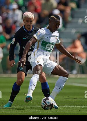 Elche, Spanien. 14. Mai 2023. Antoine Griezmann (L) von Atletico de Madrid wehrt sich mit Helibelton Palacios von Elche während des spanischen Fußballspiels La Liga zwischen Elche CF und Atletico de Madrid in Elche, Spanien, am 14. Mai 2023. Kredit: Str/Xinhua/Alamy Live News Stockfoto