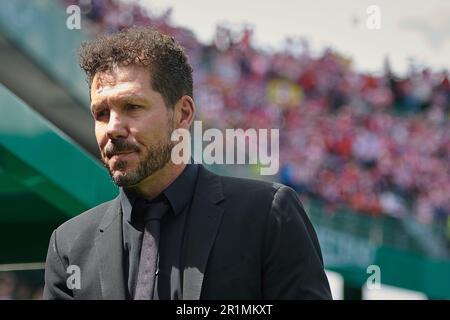 Elche, Spanien. 14. Mai 2023. Diego Simeone von Atletico de Madrid reagiert vor dem spanischen Fußballspiel La Liga zwischen Elche CF und Atletico de Madrid am 14. Mai 2023 in Elche, Spanien. Kredit: Str/Xinhua/Alamy Live News Stockfoto