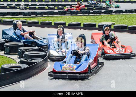 Sevierville Tennessee, NASCar Speedpark, Go-Kart-Go-Kart-Rennwagen, Miniaturrennen, Familien, Mann, Frau, Teenager, Teenager Stockfoto