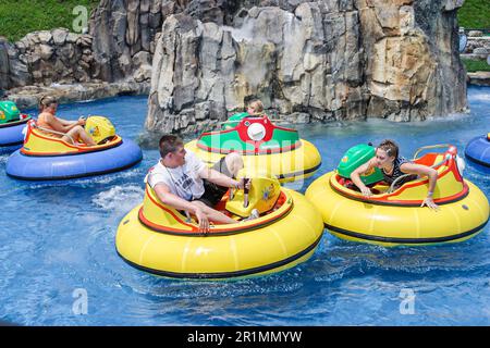 Sevierville Tennessee, NASCar Speedpark, Wassersport Wasserpark, Rafting, Tubing, Wasserfahrzeuge, Familie, Eltern, Eltern, Kinder, Mutter, Vater, Erholungsort Stockfoto