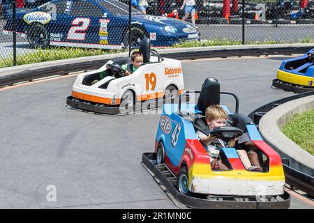 Tennessee Smoky Mountains Foothills, Sevier County, Sevierville, NASCAR Speedpark, Miniatur-Rennwagen Fahren, Wassersport, Restaurants, Familien Stockfoto