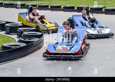 Sevierville Tennessee, NASCar Speedpark, Go-Kart-Go-Kart-Rennwagen, Miniaturrennen, Familien, Mann, Frau, Teenager, Teenager Stockfoto