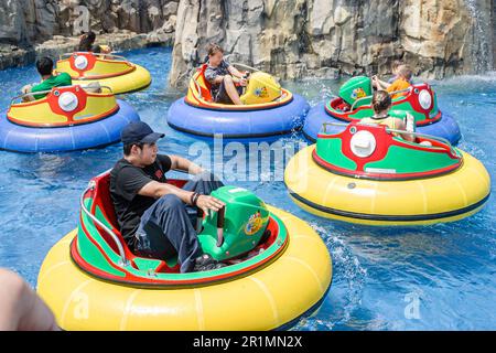 Sevierville Tennessee, NASCar Speedpark, Wassersport Wasserpark, Rafting, Tubing, Wasserfahrzeuge, Familie, Eltern, Eltern, Kinder, Mutter, Vater, Erholungsort Stockfoto