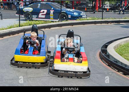 Sevierville Tennessee, NASCar Speedpark, Go-Kart-Go-Kart-Rennwagen, Miniaturrennen, junge Jungen, Kinder, Kinder, Kinder, Kinderanimation, Stockfoto