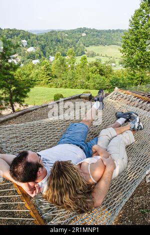 Sevierville Tennessee, Hidden Mountain Resort, Mann Frau weibliches Paar entspannende Hängematte Urlaub, Stockfoto