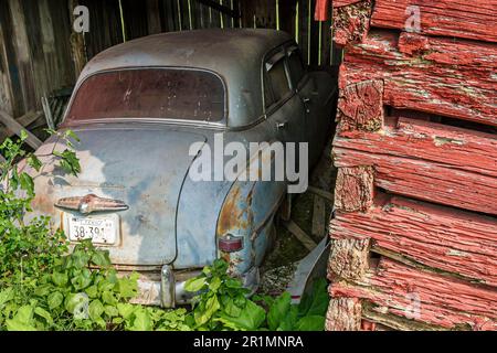 Sevierville Tennessee, rote Scheune ländlichen Lebensstil Land rustikal, antike alte Auto Stockfoto