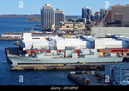 HMCS St. John's, eine Fregatte der Halifax-Klasse der Royal Canadian Navy, dockte an der HMC Dockyard in Halifax, Nova Scotia, Kanada, nahe der Innenstadt von Halifax Stockfoto