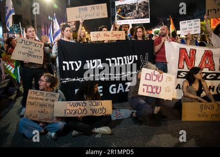 Israel. 13. Mai 2023. Aktivisten gegen die israelische Besatzung im Westjordanland schwenken die palästinensische Flagge und halten während eines Protests gegen die Justizreform Zeichen gegen den Gaza-Krieg. Tel Aviv, Israel. Mai 13. 2023. (Matan Golan/Sipa USA). Kredit: SIPA USA/Alamy Live News Stockfoto