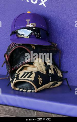 14. Mai 2023: Zwei LSU-Spieler Mizuno-Handschuhe sitzen vor der NCAA-Baseball-Action zwischen der Mississippi St. auf der Bank unter einem Hut Bulldogs und die LSU Tigers im Alex Box Stadium, Skip Bertman Field in Baton Rouge, LA. Jonathan Mailhes/CSM Stockfoto