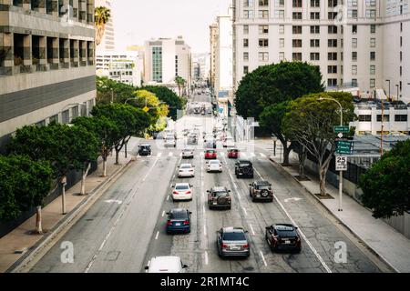 Los Angeles, Kalifornien, USA - 25. April 2023. Innenstadt von Los Angeles. Strret View, Traffic, Architektur und Menschen Stockfoto