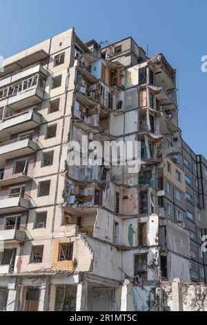 Dnipro, Ukraine. 14. Mai 2023. Blick auf das zerstörte Wohngebäude in Dnipro durch eine russische Misere, wo während des Krieges Dutzende Menschen, darunter Kinder, getötet wurden. Russische Löhne gegen die Ukraine. (Kreditbild: © Lev Radin/Pacific Press via ZUMA Press Wire) NUR ZUR REDAKTIONELLEN VERWENDUNG! Nicht für den kommerziellen GEBRAUCH! Stockfoto