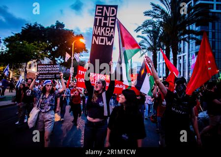 Tel Aviv, Israel. 13. Mai 2023. Israelische Demonstranten halten während einer Anti-Kriegs-Demonstration Plakate und palästinensische Flaggen. Israel und der Islamische Dschihad stimmten einem Waffenstillstand am Samstag zu, nach Tagen der Gewalt, die mindestens 34 Palästinenser und einen Israeli das Leben gekostet haben. (Foto: Eyal Warshavsky/SOPA Images/Sipa USA) Guthaben: SIPA USA/Alamy Live News Stockfoto