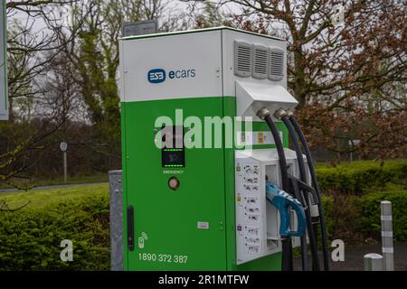 Lusk, County Dublin, Irland, 29. März 2023. ESB E Car-Ladestation auf dem Parkplatz für Elektro- und Hybridfahrzeuge Stockfoto