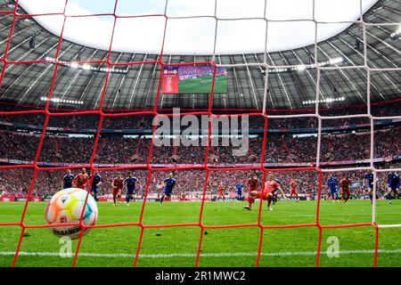 München, Deutschland. 13. Mai 2023. Fußball: Bundesliga, Bayern München - FC Schalke 04, Spieltag 32, Allianz Arena. Der Münchner Joshua Kimmich erzielt das Ziel auf 2:0. Kredit: Tom Weller/dpa - WICHTIGER HINWEIS: Gemäß den Anforderungen der DFL Deutsche Fußball Liga und des DFB Deutscher Fußball-Bund ist es verboten, im Stadion aufgenommene Fotos und/oder das Spiel in Form von Sequenzbildern und/oder videoähnlichen Fotoserien zu verwenden oder verwenden zu lassen./dpa/Alamy Live News Stockfoto