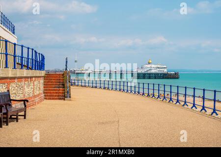 Blick auf die Strandpromenade in Eastbourne. Sussex, England Stockfoto