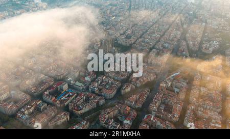 Barcelona Stadt über den Wolken und Nebel, Sagrada Familia Kathedrale, Eixample berühmtes städtisches Netz, diagonale Avenue, Katalonien, Spanien Stockfoto