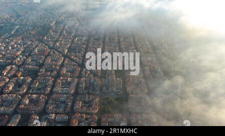 Barcelona Stadt über den Wolken und Nebel, Sagrada Familia Kathedrale, Eixample berühmtes städtisches Netz, diagonale Avenue, Katalonien, Spanien Stockfoto