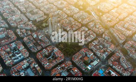 Barcelona Stadt über den Wolken und Nebel, Sagrada Familia Kathedrale, Eixample berühmtes städtisches Netz, diagonale Avenue, Katalonien, Spanien Stockfoto