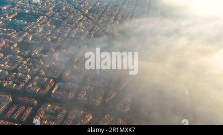 Barcelona Stadt über den Wolken und Nebel, Sagrada Familia Kathedrale, Eixample berühmtes städtisches Netz, diagonale Avenue, Katalonien, Spanien Stockfoto