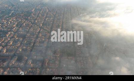 Barcelona Stadt über den Wolken und Nebel, Sagrada Familia Kathedrale, Eixample berühmtes städtisches Netz, diagonale Avenue, Katalonien, Spanien Stockfoto