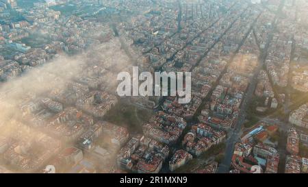 Barcelona Stadt über den Wolken und Nebel, Sagrada Familia Kathedrale, Eixample berühmtes städtisches Netz, diagonale Avenue, Katalonien, Spanien Stockfoto