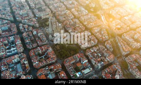 Barcelona Stadt über den Wolken und Nebel, Sagrada Familia Kathedrale, Eixample berühmtes städtisches Netz, diagonale Avenue, Katalonien, Spanien Stockfoto