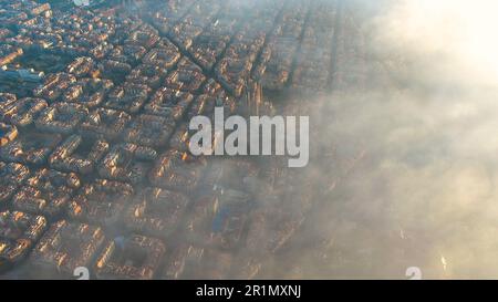 Barcelona Stadt über den Wolken und Nebel, Sagrada Familia Kathedrale, Eixample berühmtes städtisches Netz, diagonale Avenue, Katalonien, Spanien Stockfoto