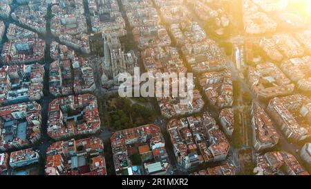 Barcelona Stadt über den Wolken und Nebel, Sagrada Familia Kathedrale, Eixample berühmtes städtisches Netz, diagonale Avenue, Katalonien, Spanien Stockfoto