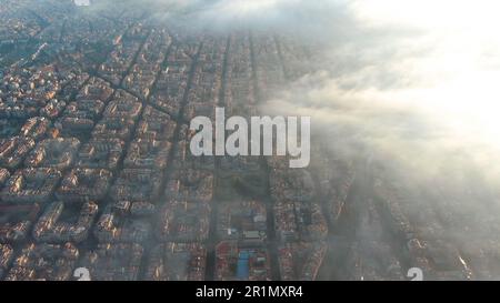 Barcelona Stadt über den Wolken und Nebel, Sagrada Familia Kathedrale, Eixample berühmtes städtisches Netz, diagonale Avenue, Katalonien, Spanien Stockfoto